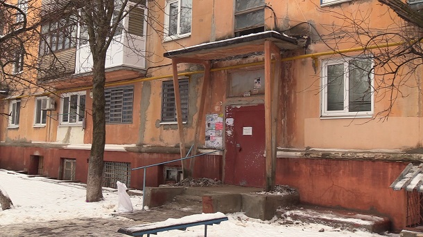 V Kramatorske prodolzhaetsja demontazh podezdnyh kozyrkov 3