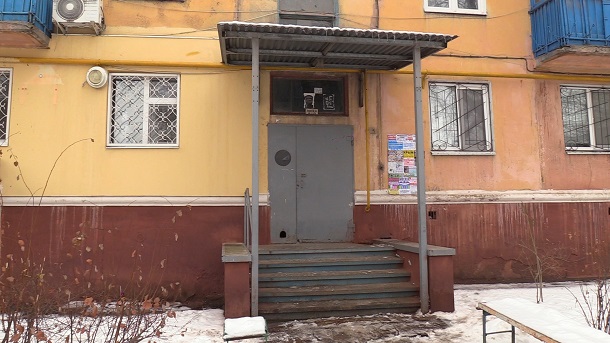 V Kramatorske prodolzhaetsja demontazh podezdnyh kozyrkov 5