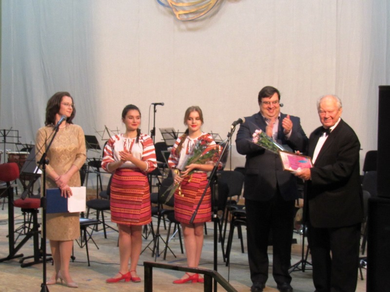 v kramatorske vruchili premiju gorodskogo golovy.jpg1