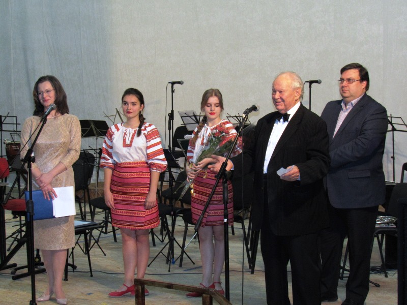 v kramatorske vruchili premiju gorodskogo golovy.jpg2