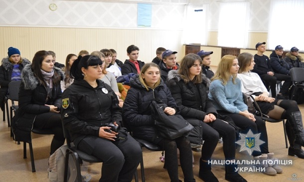 V Kramatorskom otdele policii proshel Den otkrytyh dverej dlja shkolnikov 2