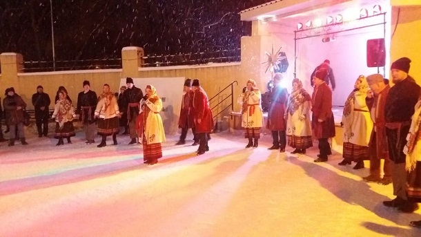 V Kramatorske v Sadu Bernackogo prodolzhajutsja prazdnichnye meroprijatija 7