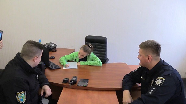 V Kramatorske proshel konkurs detskogo risunka v patrulnoj policii 10