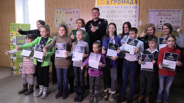 V Kramatorske proshel konkurs detskogo risunka v patrulnoj policii 2