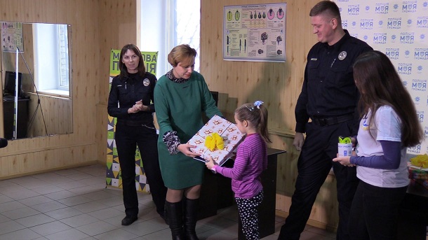 V Kramatorske proshel konkurs detskogo risunka v patrulnoj policii 7