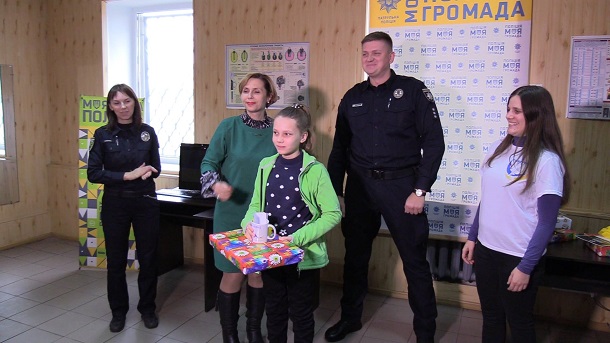 V Kramatorske proshel konkurs detskogo risunka v patrulnoj policii 8