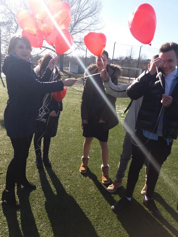 V Kramatorske shkolniki Jasnogorki proveli romanticheskij fljeshmob 1