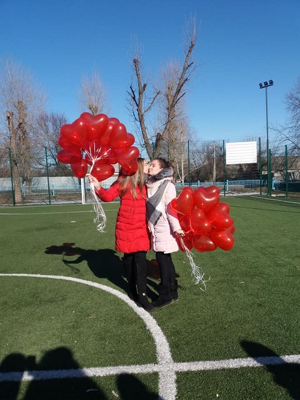 V Kramatorske shkolniki Jasnogorki proveli romanticheskij fljeshmob 3