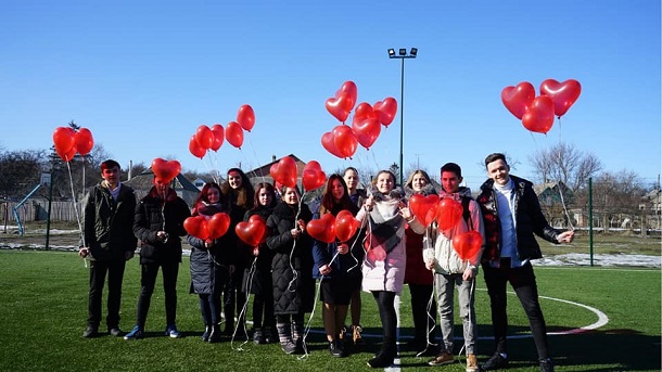 V Kramatorske shkolniki Jasnogorki proveli romanticheskij fljeshmob 4