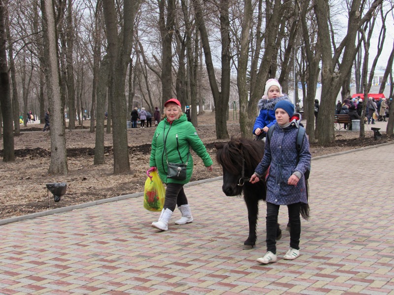 guljanija v parke pushkina.jpg1