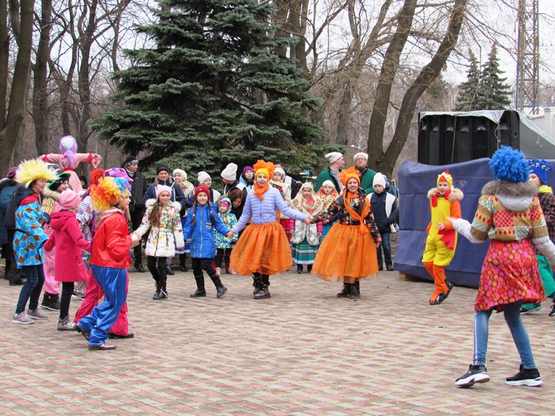 guljanija v parke pushkina.jpg2