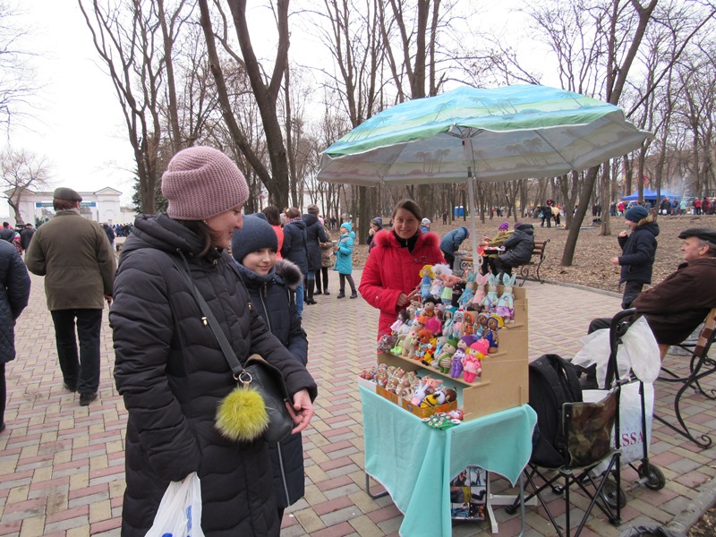 guljanija v parke pushkina.jpg5