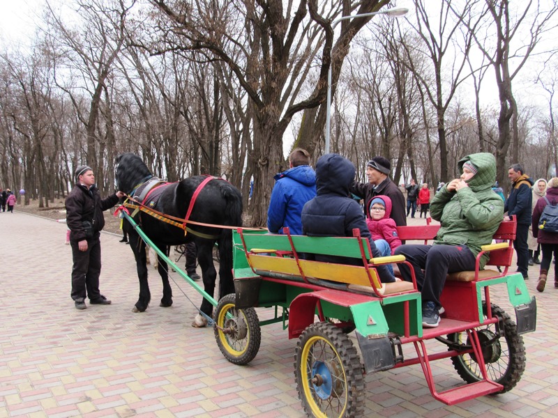 guljanija v parke pushkina.jpg7