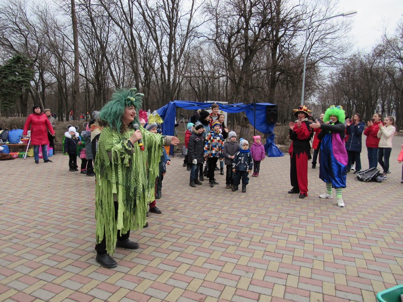 guljanija v parke pushkina.jpg8