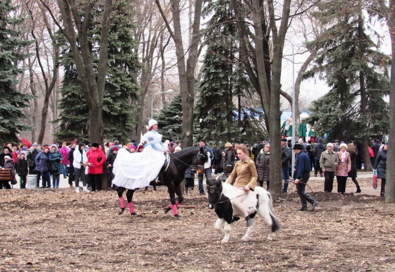 guljanija v parke pushkina.jpg9