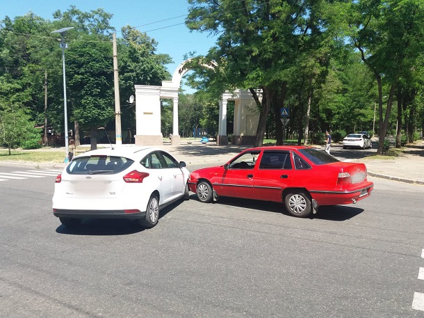 V Kramatorske na perekrestke ul Druzhby i Akademicheskoj stolknulis dva avtomobilja 1