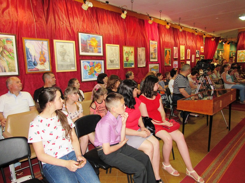 vystavka uchenikov ShI3 kramatorska.jpg0.jpg3