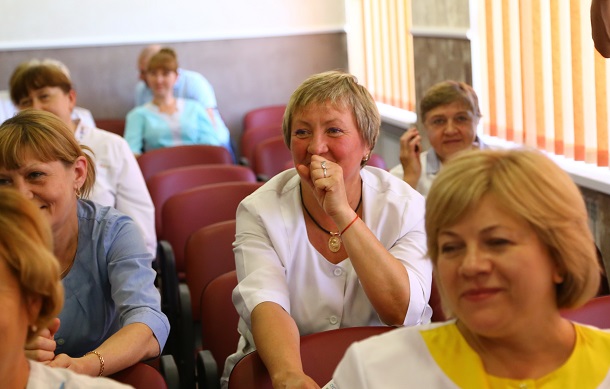 Narodnyj deputat Maksim Efimov s vrachami 1