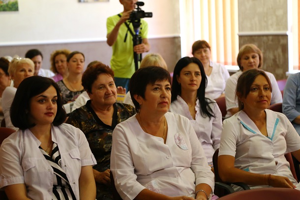 Narodnyj deputat Maksim Efimov s vrachami 13