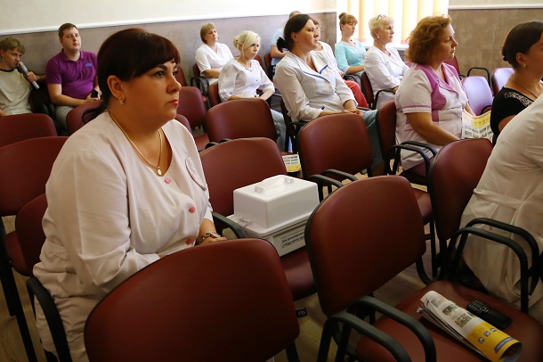 Narodnyj deputat Maksim Efimov s vrachami 15