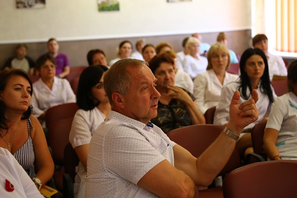 Narodnyj deputat Maksim Efimov s vrachami 16