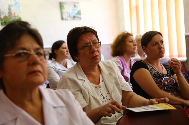 Narodnyj deputat Maksim Efimov s vrachami 18