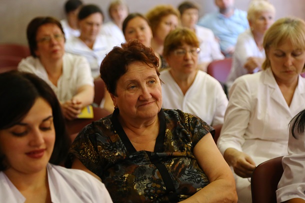 Narodnyj deputat Maksim Efimov s vrachami 19