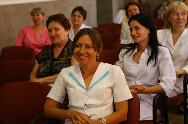 Narodnyj deputat Maksim Efimov s vrachami 2