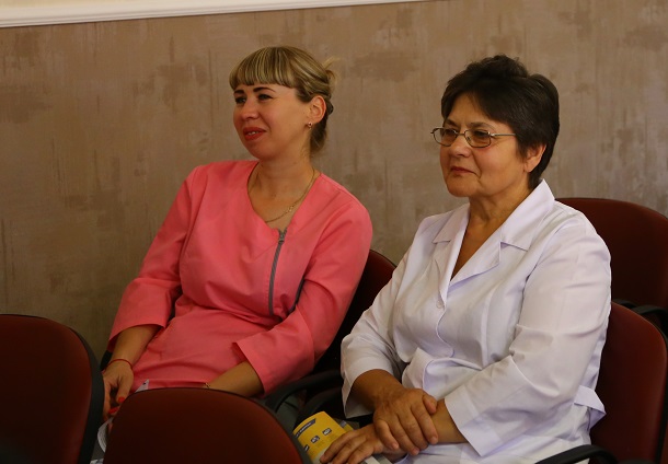 Narodnyj deputat Maksim Efimov s vrachami 20