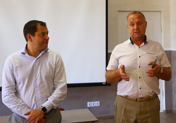 Narodnyj deputat Maksim Efimov s vrachami 21