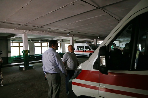 Narodnyj deputat Maksim Efimov s vrachami 5