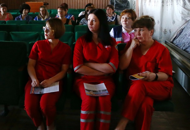 Narodnyj deputat Maksim Efimov s vrachami 7