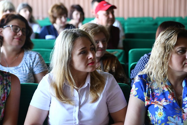 Narodnyj deputat Maksim Efimov s vrachami 9