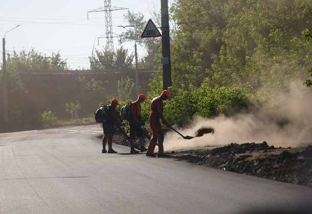 V Kramatorske idet remont dorogi na Jasnogorku 1