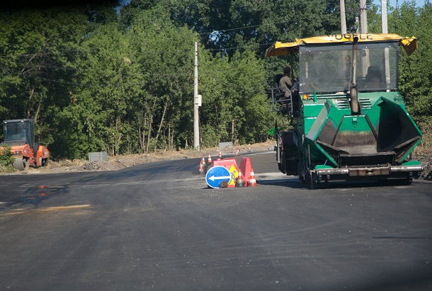 V Kramatorske idet remont dorogi na Jasnogorku 2