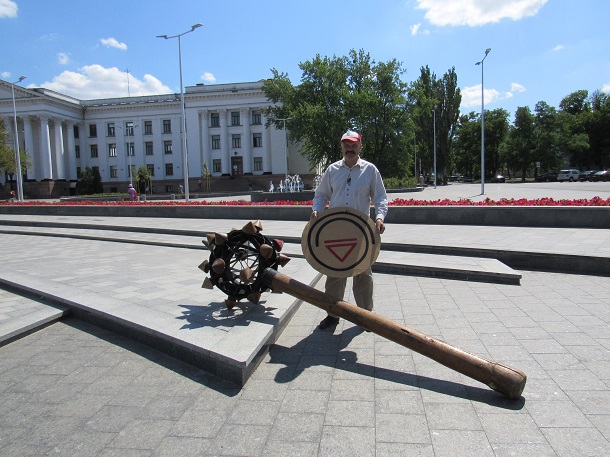 V Kramatorske na ploshhadi Mira pojavilas ogromnaja bulava 3