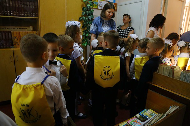 Tancevalnyj fleshmob podarki more cvetov i ulybok v OSh 24 1