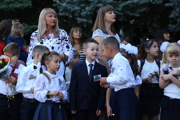 Tancevalnyj fleshmob podarki more cvetov i ulybok v OSh 24 10