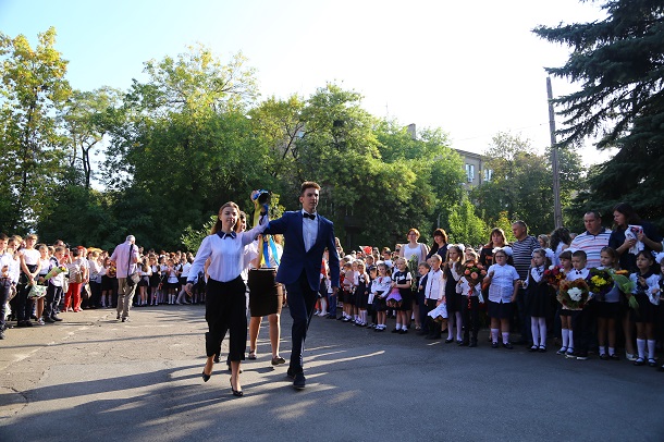 Tancevalnyj fleshmob podarki more cvetov i ulybok v OSh 24 11