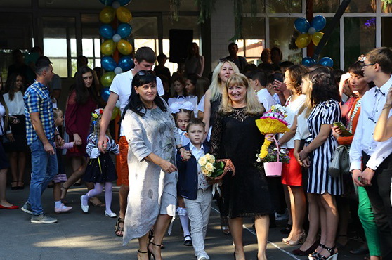 Tancevalnyj fleshmob podarki more cvetov i ulybok v OSh 24 12