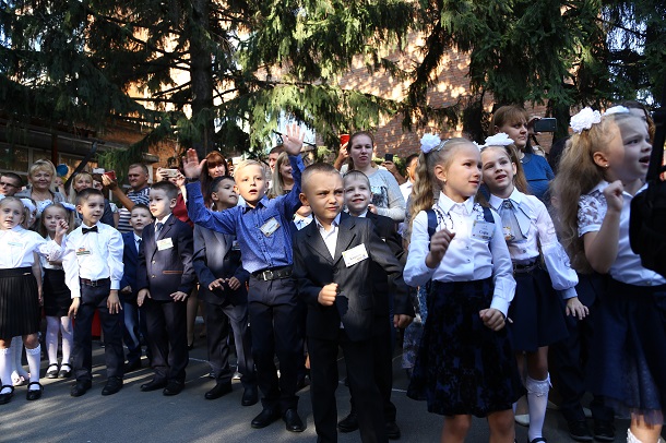 Tancevalnyj fleshmob podarki more cvetov i ulybok v OSh 24 16