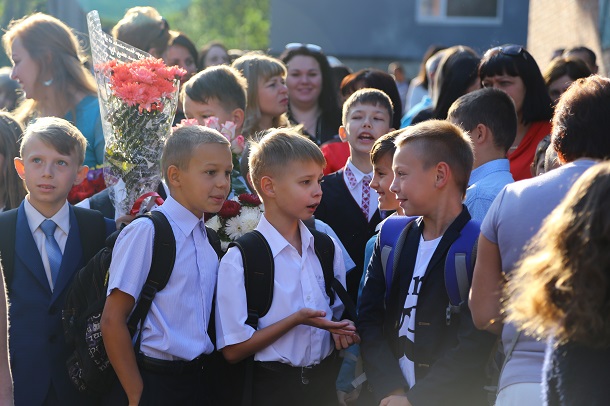 Tancevalnyj fleshmob podarki more cvetov i ulybok v OSh 24 2