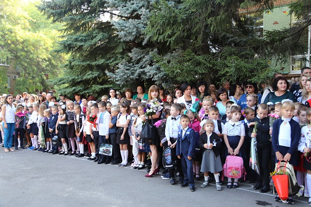 Tancevalnyj fleshmob podarki more cvetov i ulybok v OSh 24 3