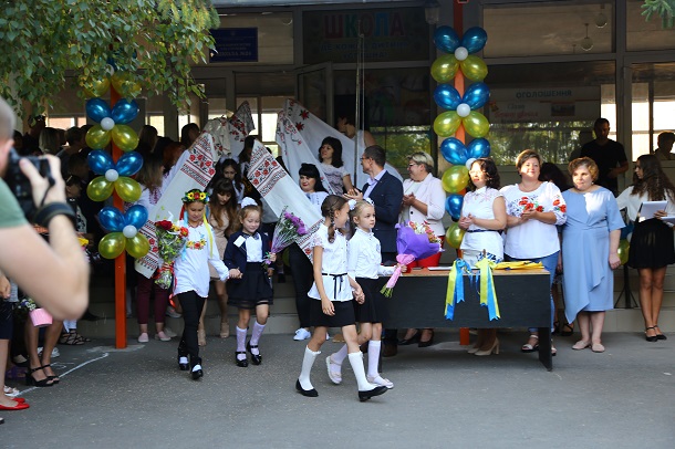Tancevalnyj fleshmob podarki more cvetov i ulybok v OSh 24 4