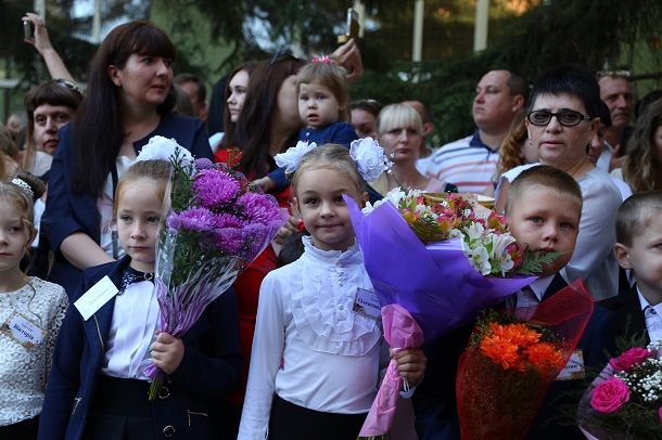 Tancevalnyj fleshmob podarki more cvetov i ulybok v OSh 24 5