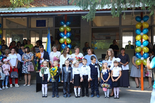 Tancevalnyj fleshmob podarki more cvetov i ulybok v OSh 24 8