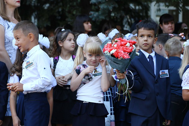 Tancevalnyj fleshmob podarki more cvetov i ulybok v OSh 24 9