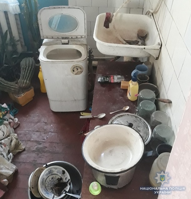 V Kramatorske pravoohraniteli zabrali troih detej u neradivoj mater... V Kramatorske pravoohraniteli zabrali troih detej u neradivoj materi 2