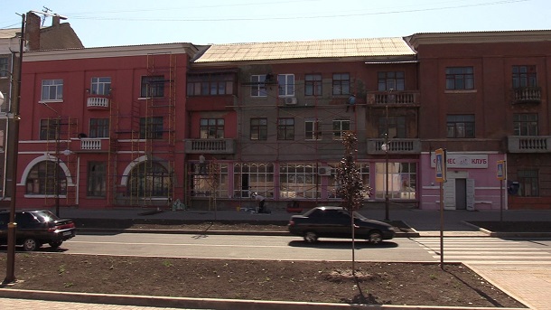 V Kramatorske ul.Triumfalnaja stala jarkoj i krasochnoj 10