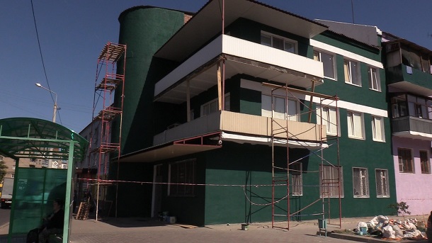 V Kramatorske ul.Triumfalnaja stala jarkoj i krasochnoj 11